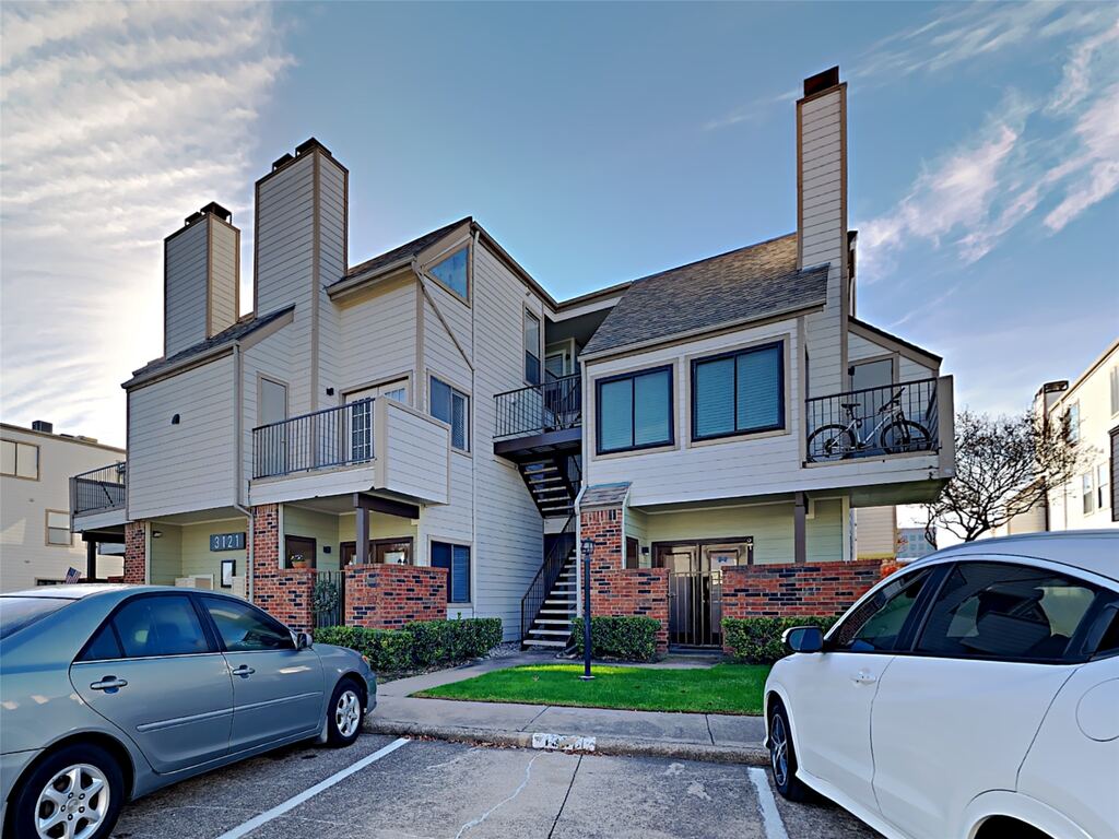 3121 Sondra Drive 208, Fort Worth, TX 76107 — photo 1