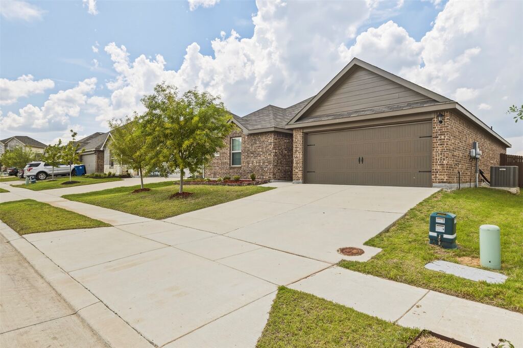 1210 Grand View Drive, Ennis, TX 75119 — photo 1