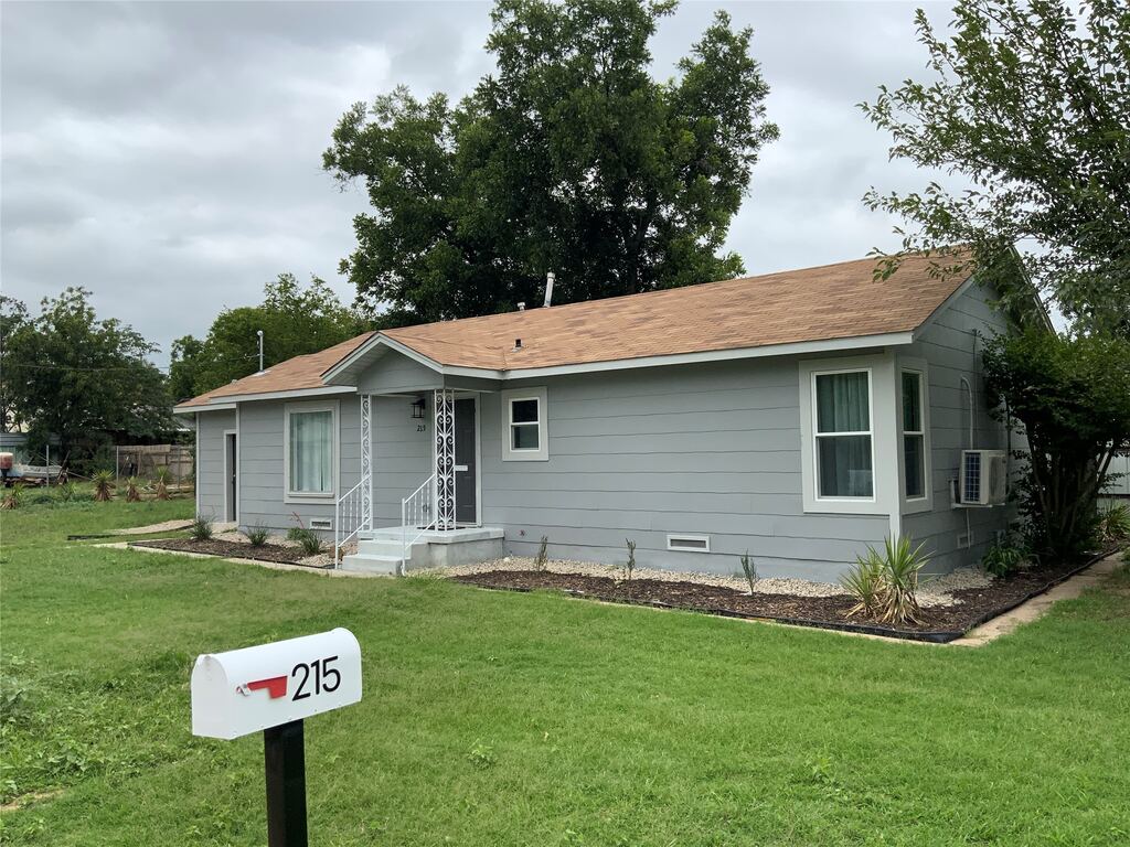 215 S 4th Street, Jacksboro, TX 76458 — photo 1
