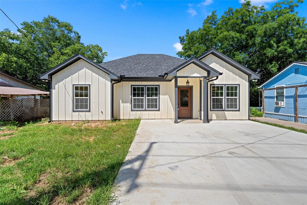 211 Lopez Street, Bellmead, TX 76705 — photo 1
