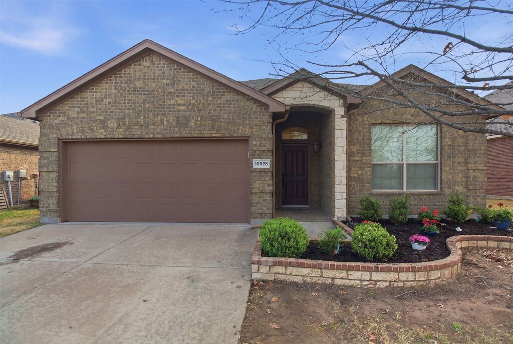 10928 Middleglen Road, Fort Worth, TX 76052 — photo 1