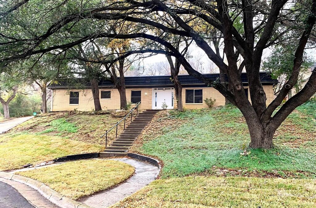 605 Blue Lake Drive, Fort Worth, TX 76103 — photo 1