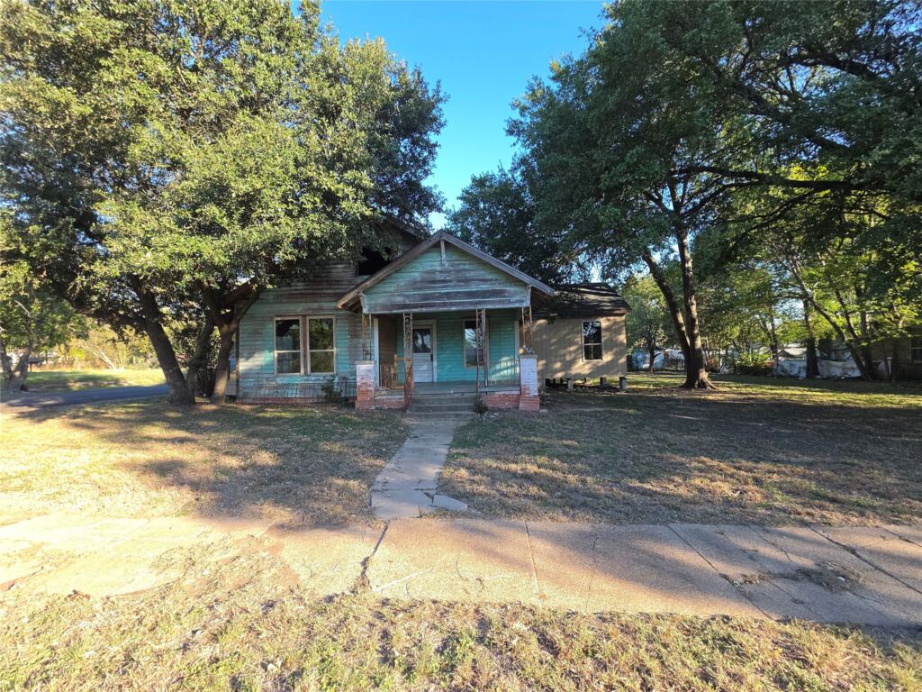 401 E Hopkins Street, Mexia, TX 76667 — photo 1