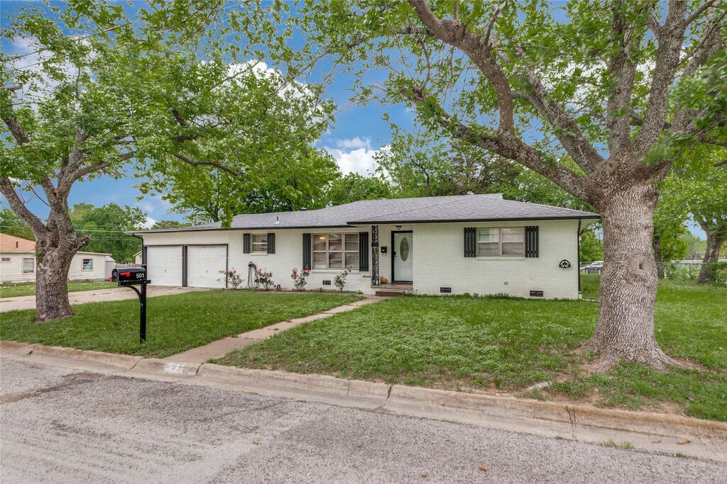 501 Lindsey Street, Bowie, TX 76230 — photo 1