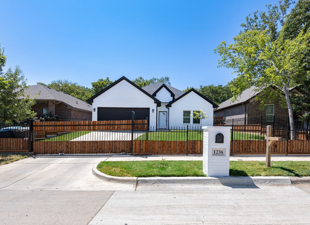 1236 E Fogg Street, Fort Worth, TX 76115 — photo 1