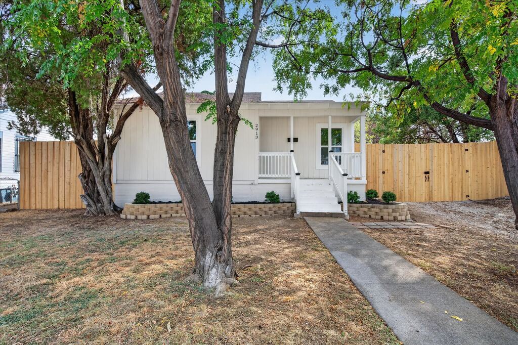 2913 Wesleyan Drive S, Fort Worth, TX 76105 — photo 1