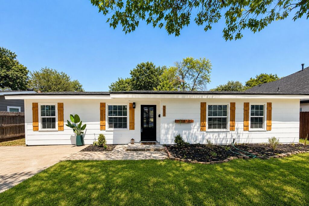 5852 Lyle Street, Westworth Village, TX 76114 — photo 1