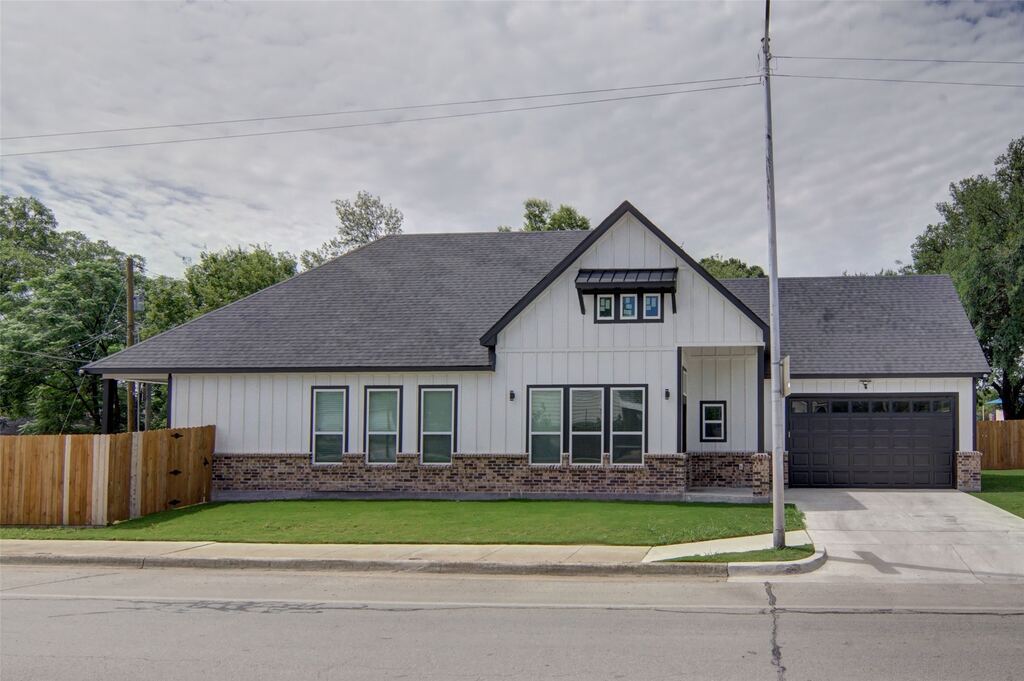 3220 N Houston Street, Fort Worth, TX 76106 — photo 1