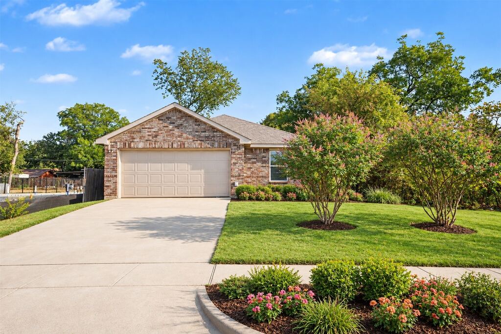 1634 E Missouri Avenue, Dallas, TX 75216 — photo 1