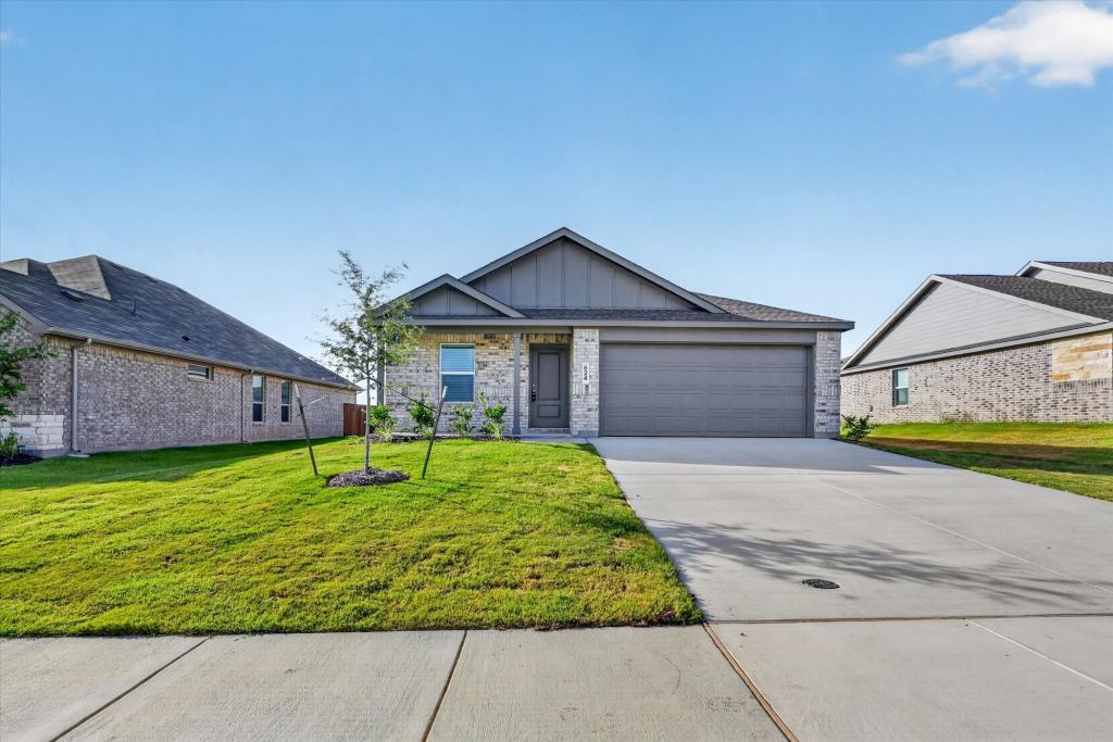 624 W Criner Street, Grandview, TX 76050 — photo 1