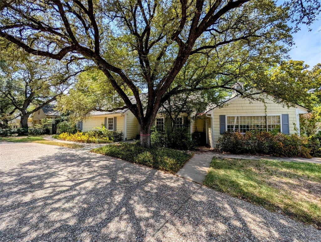 215 N Rivercrest Drive, Fort Worth, TX 76107 — photo 1