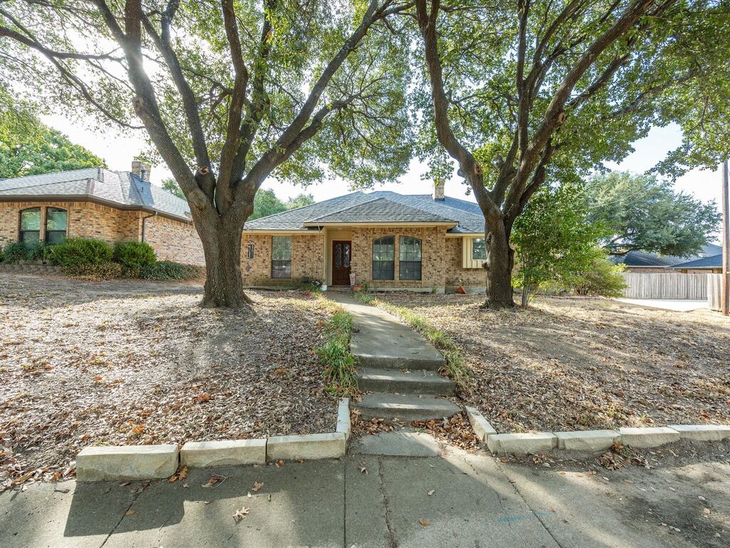 1005 Casa Linda Street, Ennis, TX 75119 — photo 1