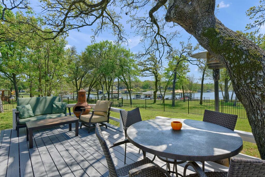 1214 Kiowa Drive E, Lake Kiowa, TX 76240 — photo 1