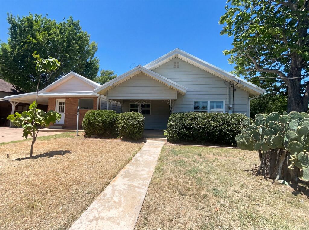 421 N 3rd Street, Jacksboro, TX 76458 — photo 1