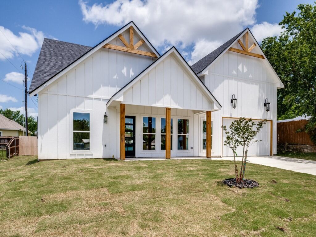 204 W Collins, Decatur, TX 76234 — photo 1