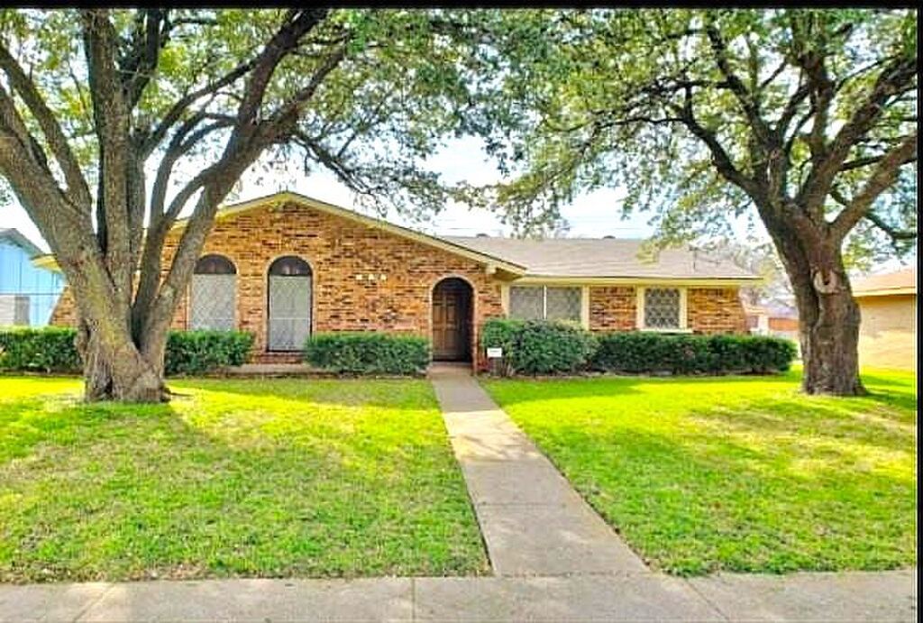 2752 Meadow Isle Lane, Dallas, TX 75237 — photo 1
