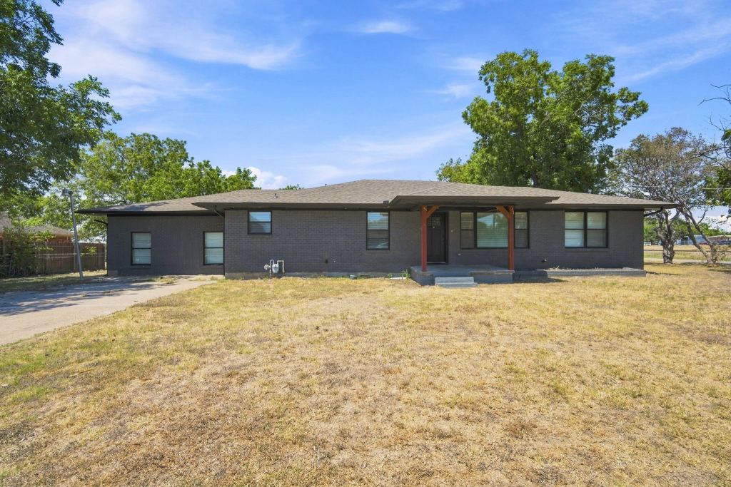 104 Casa Linda Drive, Ennis, TX 75119 — photo 1