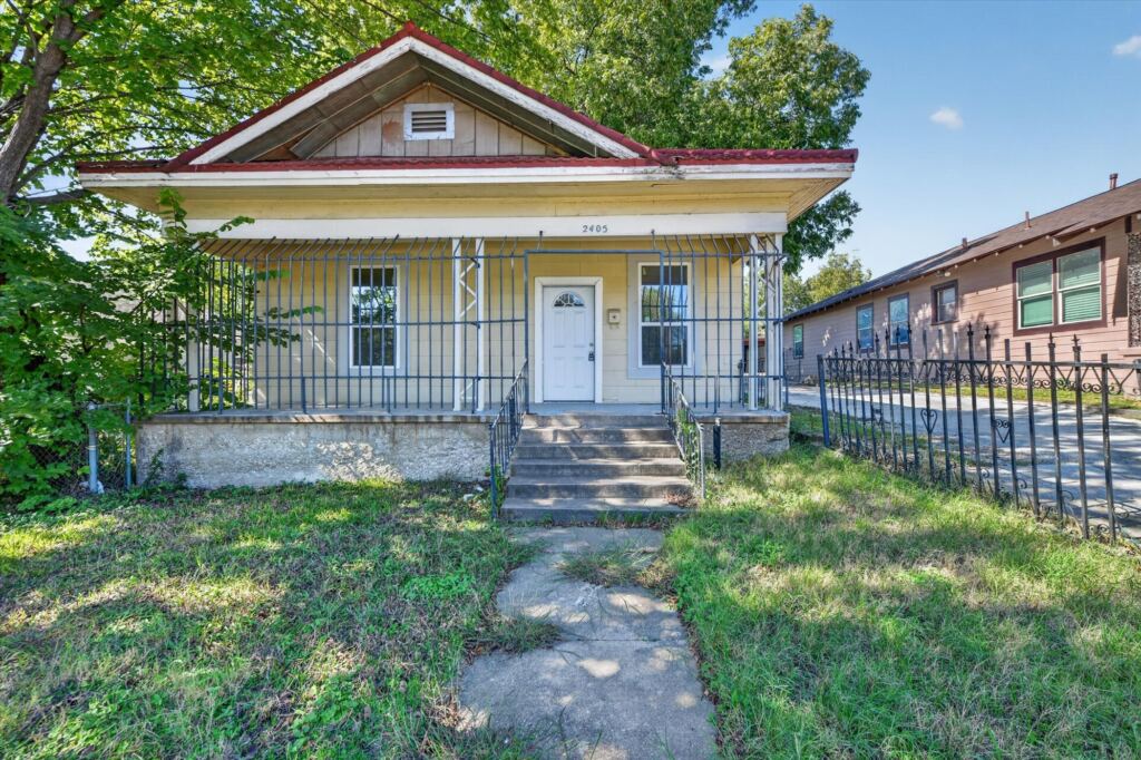 2405 Roosevelt Avenue, Fort Worth, TX 76164 — photo 1