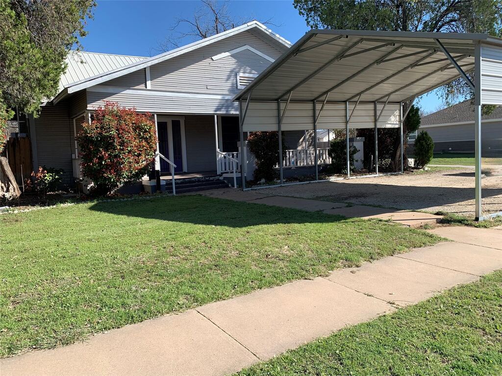915 2nd Street, Graham, TX 76450 — photo 1
