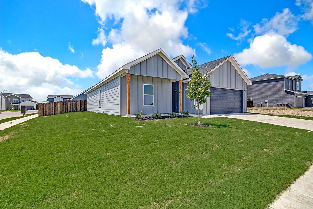 213 Marble Creek Drive, Fort Worth, TX 76131 — photo 1