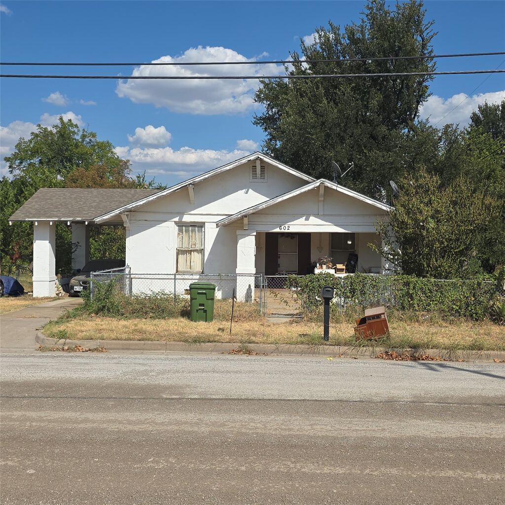602 NW 4th Avenue, Mineral Wells, TX 76067 — photo 1