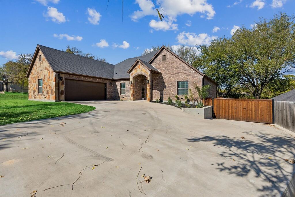 4662 Barbara Road, River Oaks, TX 76114 — photo 1