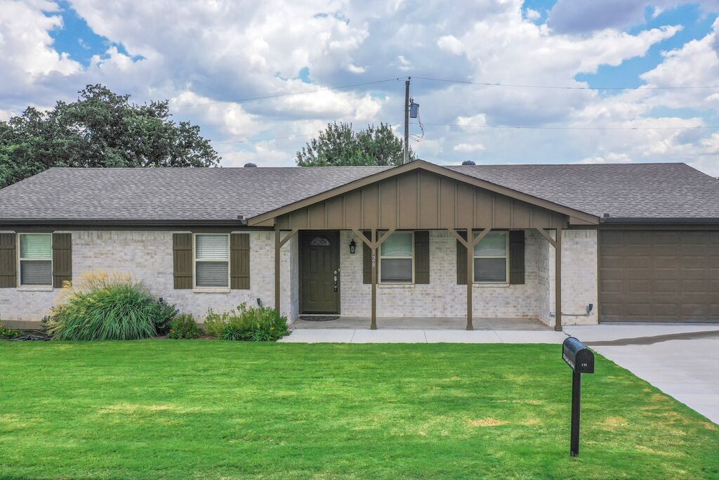 128 Oak Creek Street, Jacksboro, TX 76458 — photo 1