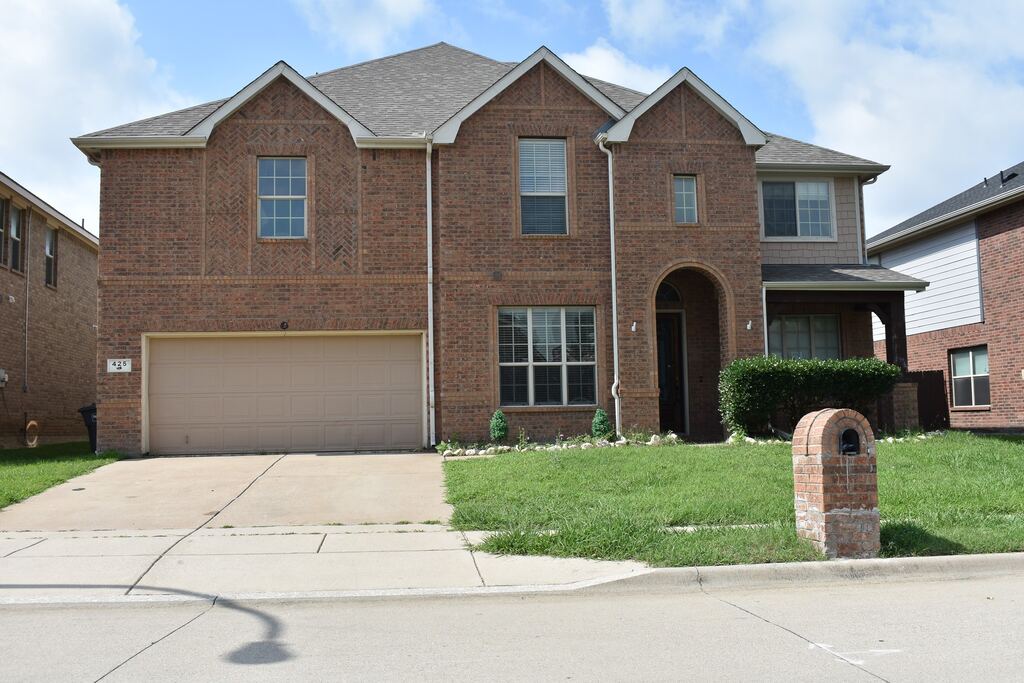 425 Crown Oaks Drive, Fort Worth, TX 76131 — photo 1