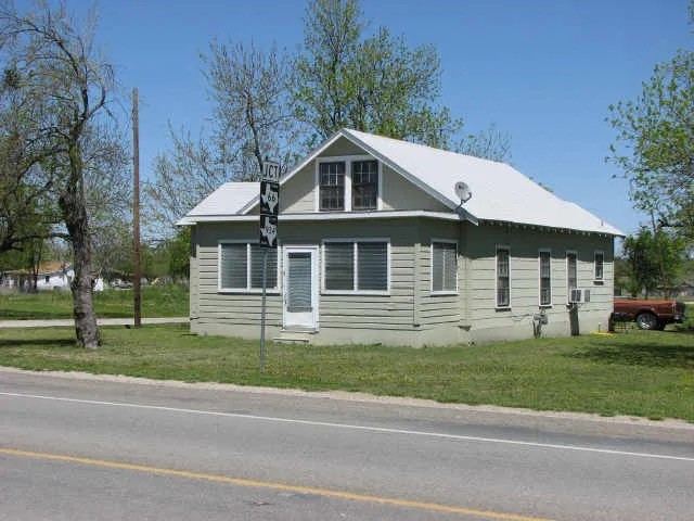 401 N Hill Street, Itasca, TX 76055 — photo 1