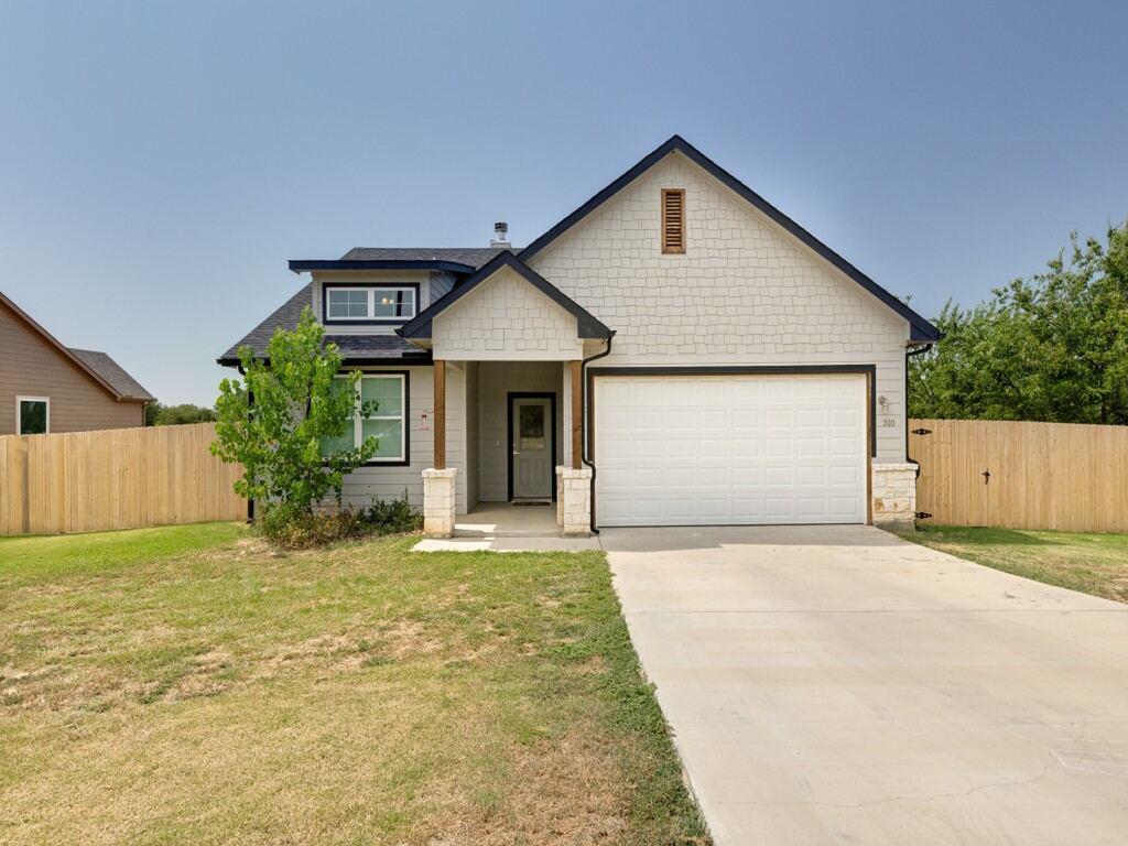 310 Oakwood Avenue, Jacksboro, TX 76458 — photo 1