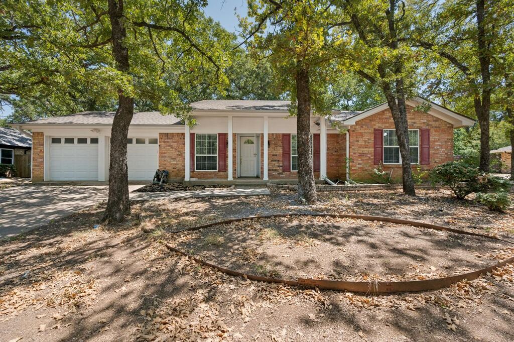 2517 Tanglewood Drive, Grapevine, TX 76051 — photo 1