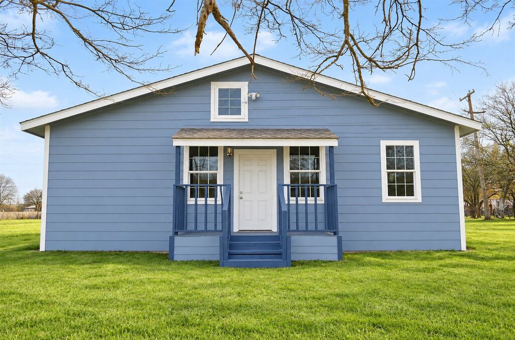 309 E Pine Street, Jacksboro, TX 76458 — photo 1