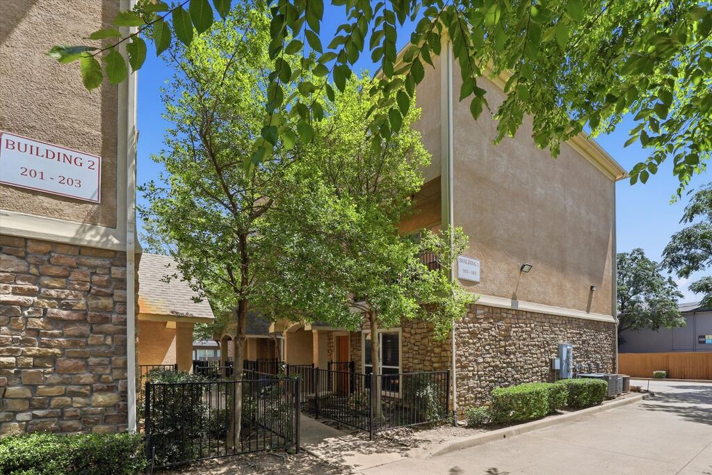 3111 Cedarplaza Lane 103, Dallas, TX 75235 — photo 1