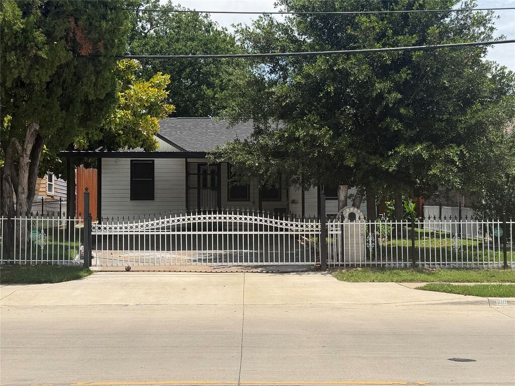 1318 S Ewing Avenue, Dallas, TX 75216 — photo 1
