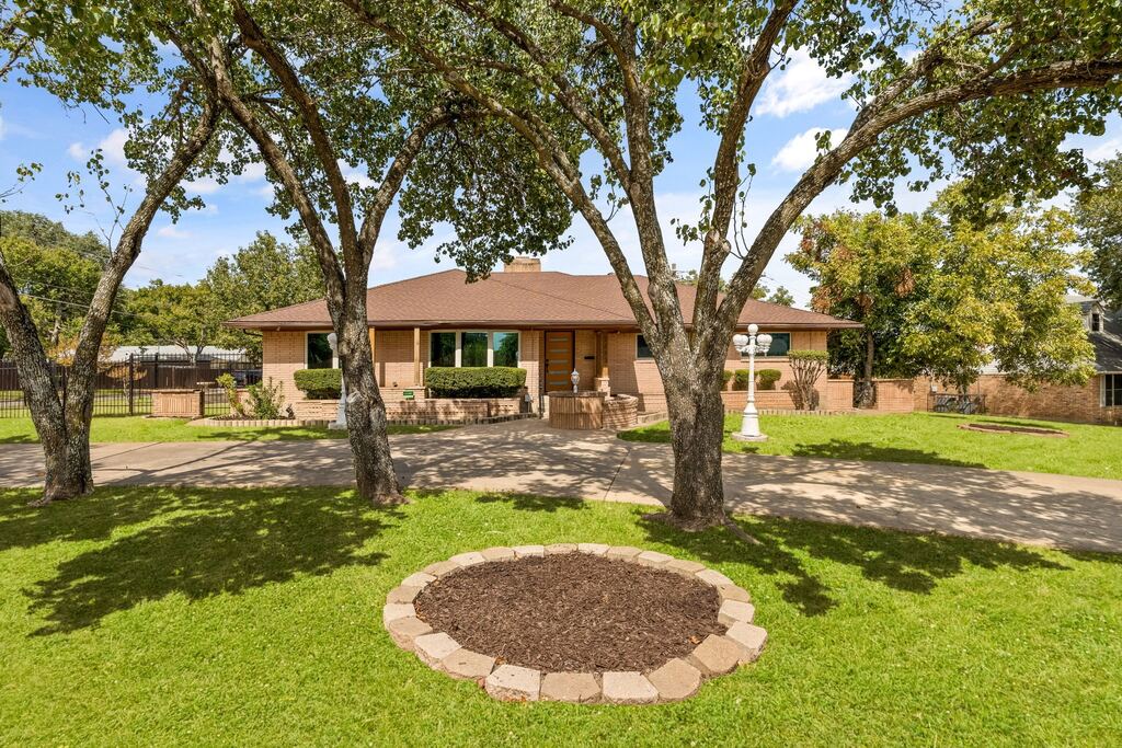 1433 W Red Bird Lane, Dallas, TX 75232 — photo 1