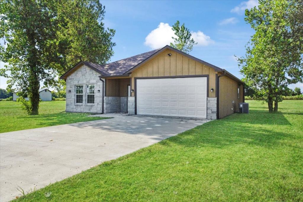 300 Private Road 36008, Honey Grove, TX 75446 — photo 1