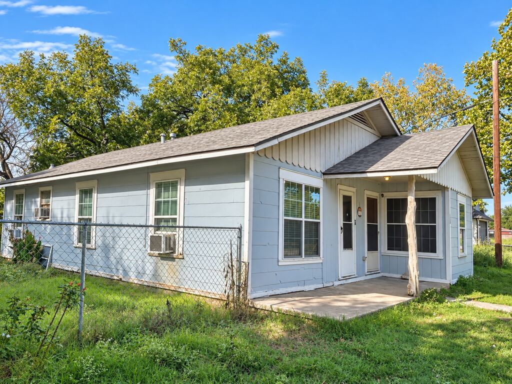 105 N Hubbard Street, Alvord, TX 76225 — photo 1