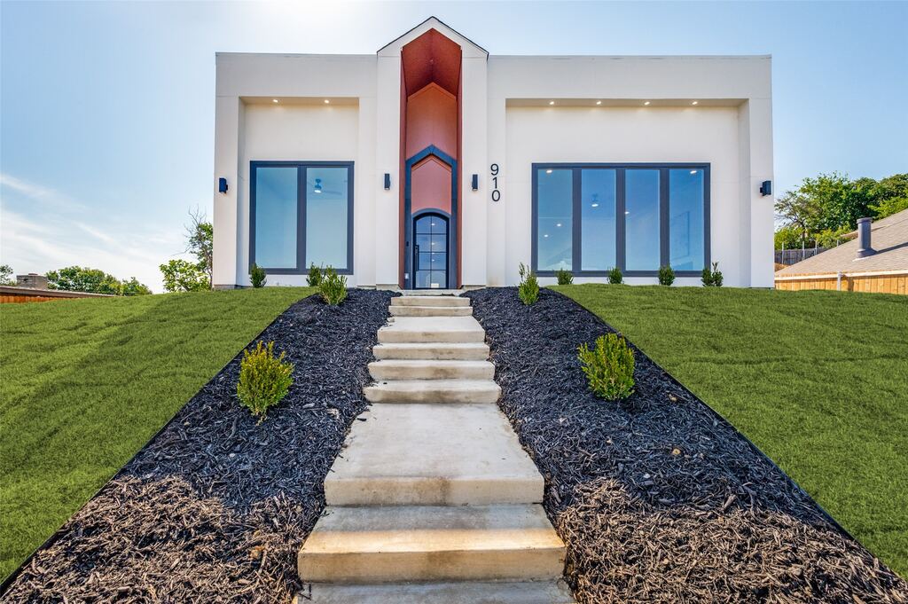 910 Gallant Fox Drive, Dallas, TX 75211 — photo 1