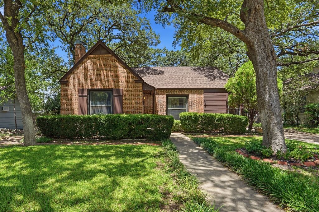 2113 Yucca Avenue, Fort Worth, TX 76111 — photo 1