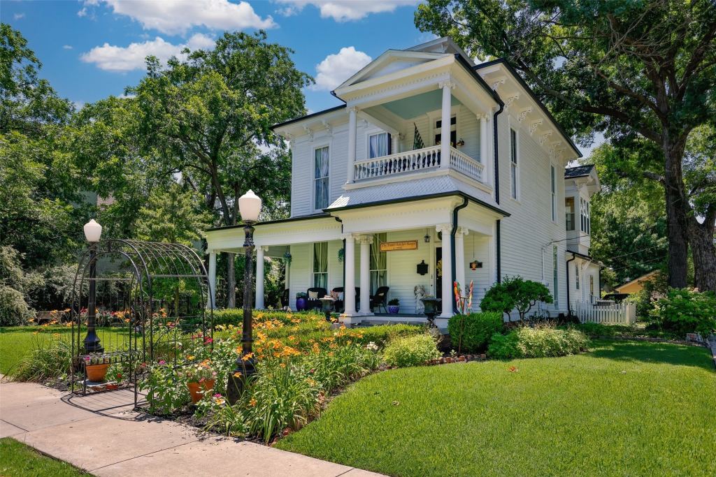 319 S Denton Street, Gainesville, TX 76240 — photo 1