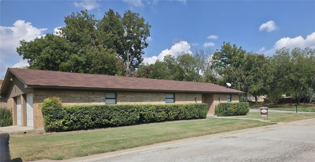 107 E Hallsell Street, Decatur, TX 76234 — photo 1