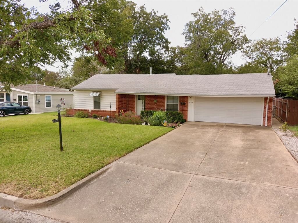 909 Hallum Street, River Oaks, TX 76114 — photo 1