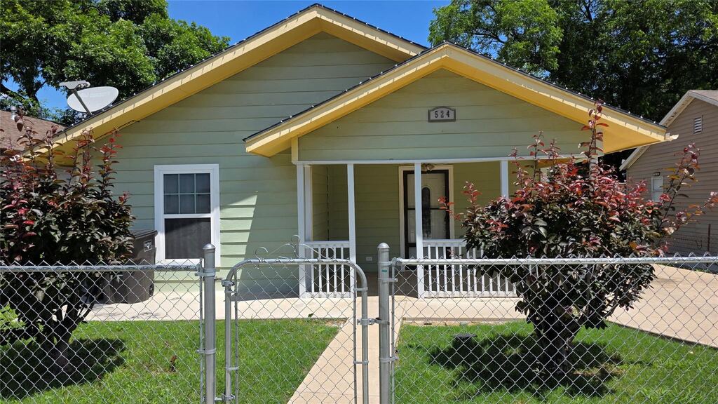524 W Broadus Avenue, Fort Worth, TX 76115 — photo 1