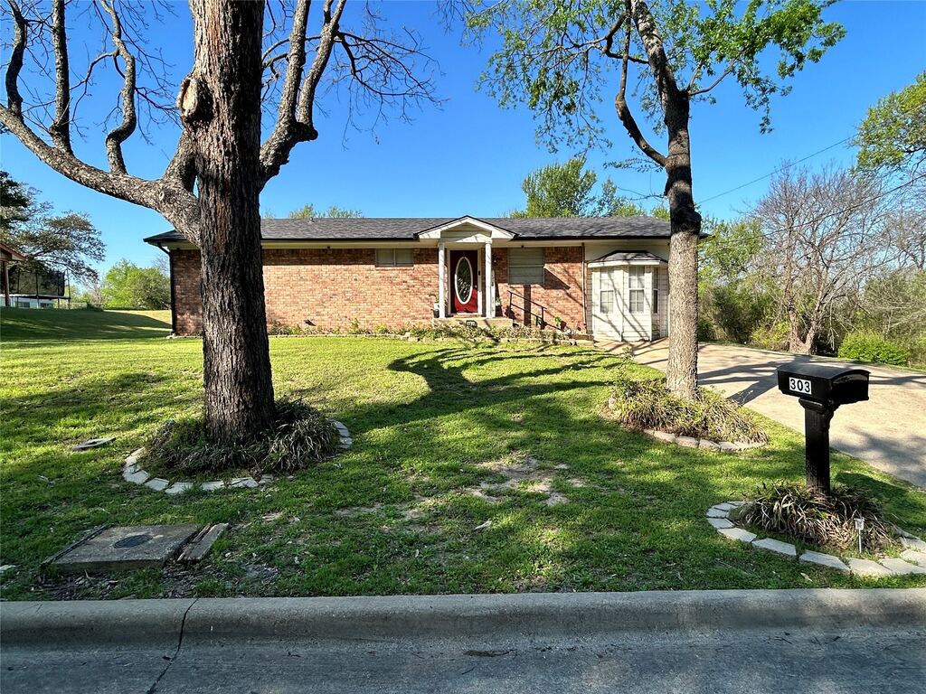 303 N Caesar Street, Ennis, TX 75119 — photo 1