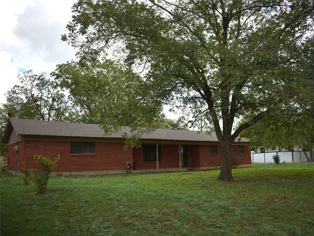 211 S College Street, Itasca, TX 76055 — photo 1