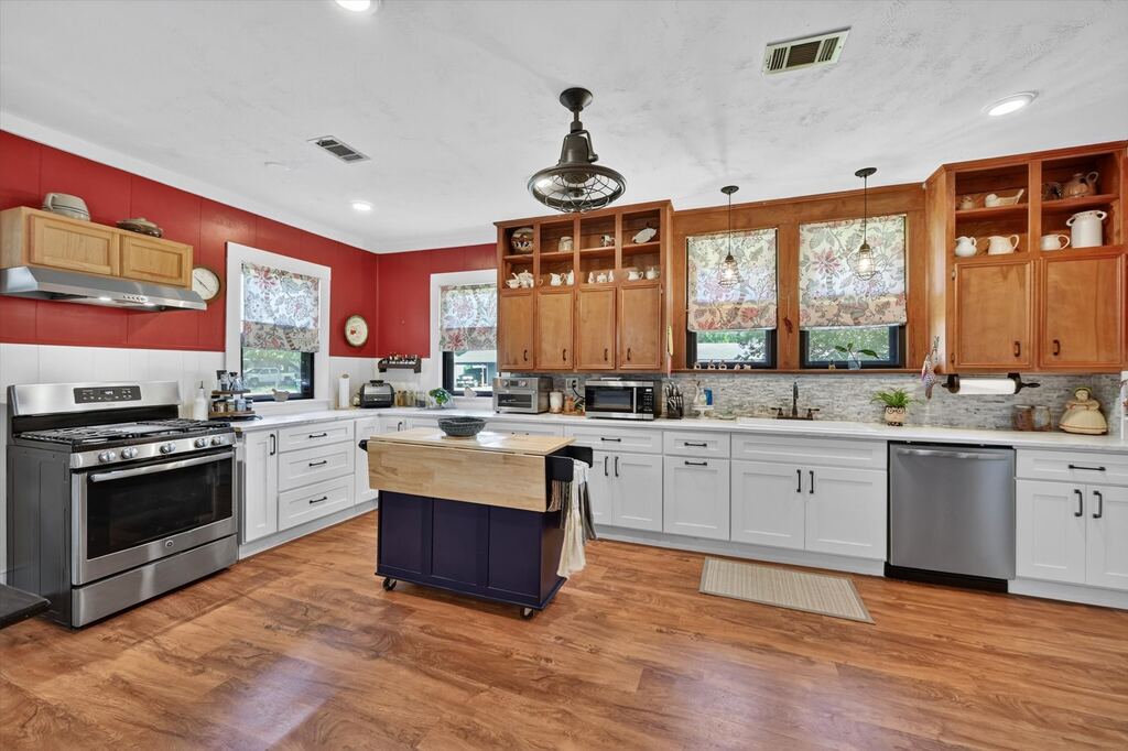 801 S Hall Street, Ennis, TX 75119 — photo 1