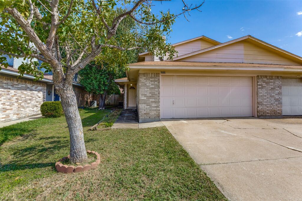 513 S Las Vegas Trail, White Settlement, TX 76108 — photo 1