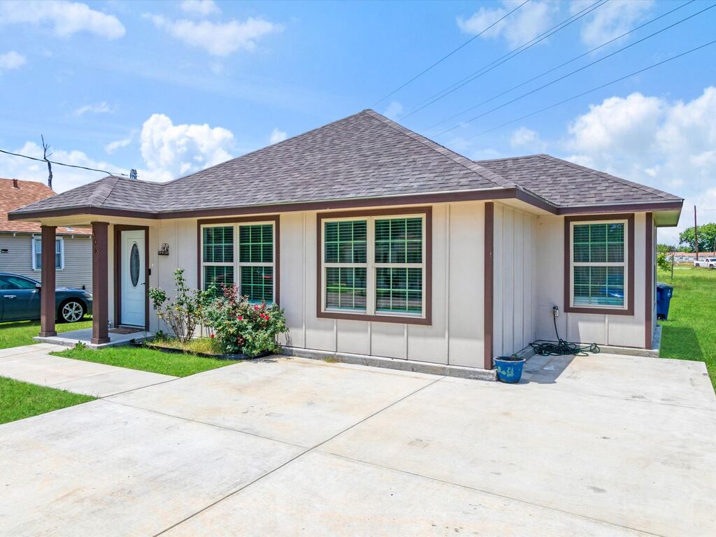 308 Avenue A, Ennis, TX 75119 — photo 1