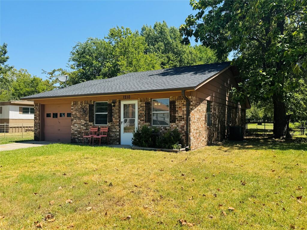 1210 S Clements Street, Gainesville, TX 76240 — photo 1
