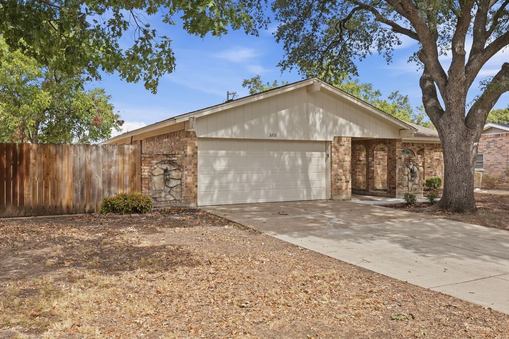 3212 Glenmont Drive, Fort Worth, TX 76133 — photo 1